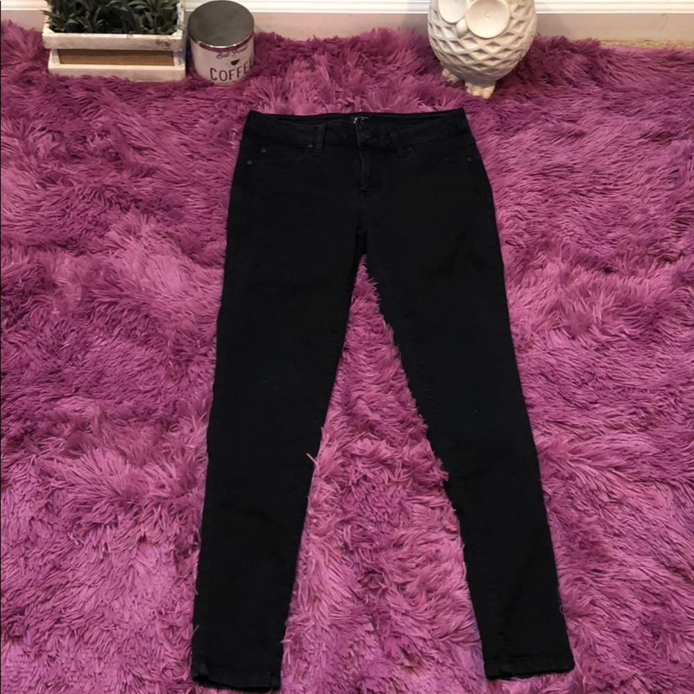 Black jeans, plain, with no rips.